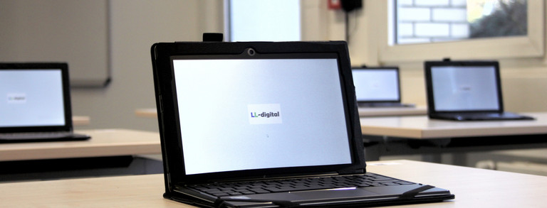 Tabletbildschirm mit dem Schriftzug LL-digital