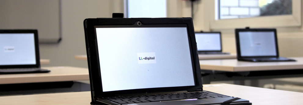 Tabletbildschirm mit dem Schriftzug LL-digital